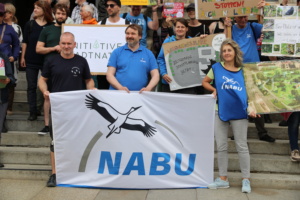 NABU-Protest mit Transparent.