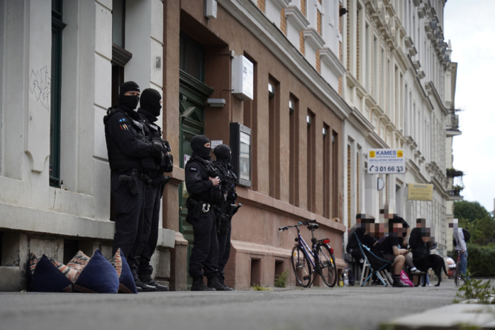 Beamte der Polizei, darunter Kräfte des LKA Sachsen, vor einem Haus in der Leipziger Brandstraße (Connewitz) bei einer Hausdurchsuchung wegen des Verdachts der Unterstützung einer kriminellen Vereinigung