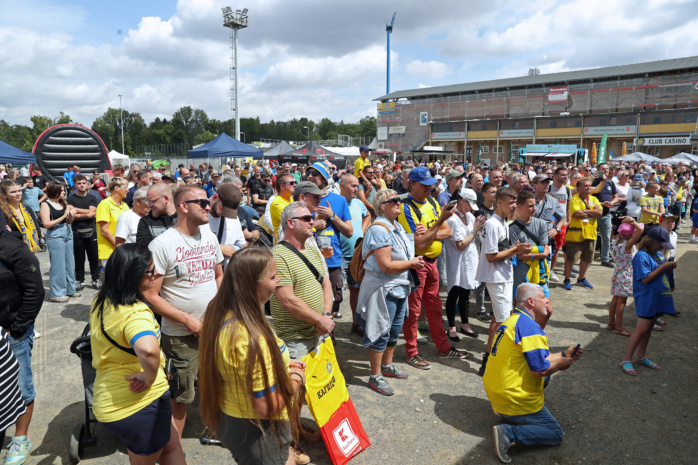 Fans bei der Vorstellung der Lok-Mannschaft. Familienfest im Bruno-Plache-Stadion. Foto: Jan Kaefer