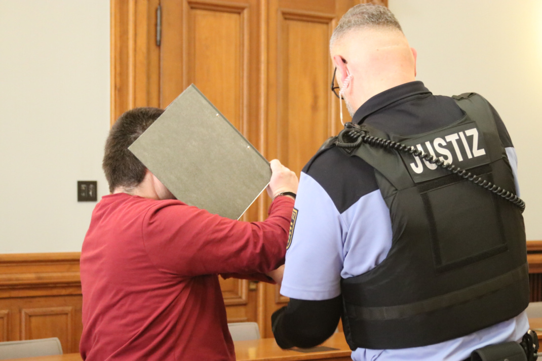 Angeklagter und Justizbeamter.