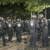 Eine Reihe Polizist*innen hat eine große Gruppe Menschen eingeschlossen.