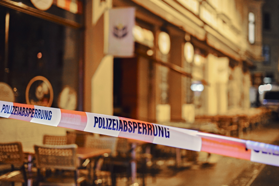 Polizeiabsperrung vor Haus.