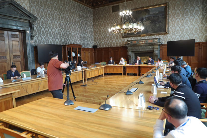 Ein Blick in die Runde des Ratsplenarsaals. Delegation aus Gwangju (Südkorea) zu Gast im Neuen Rathaus Leipzig. Foto: Jan Kaefer