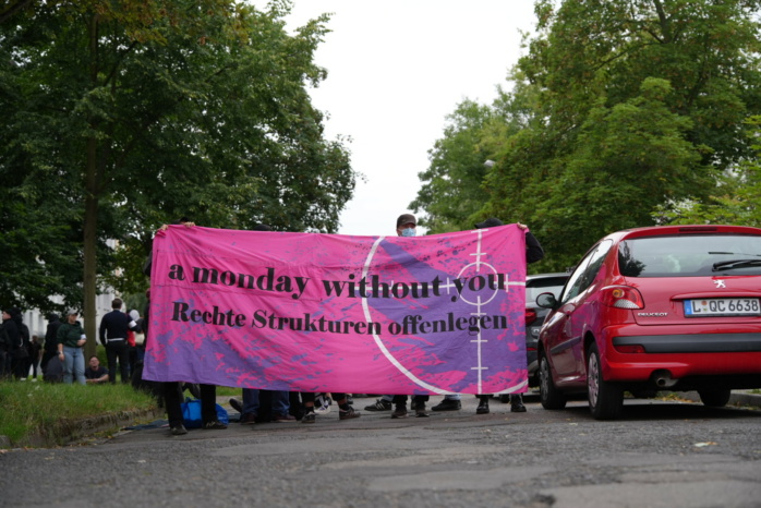 Mehrere Personen mit einem Banner, vor der Brust gehalten