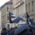 Gruppe von schwarz gekleideten Personen mit Antifa-Fahne