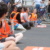 Blockade auf der Kurt-Eisner-Straße, Personen sitzen auf der Straße.