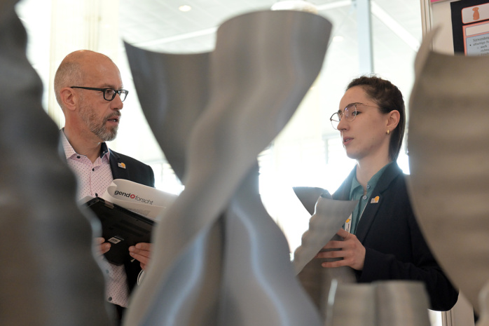 Mit ihrem Forschungsprojekt zu Windrädern für den Betrieb von Straßenlaternen holte Anne Marie Bobes aus Sachsen-Anhalt den Bundessieg Physik nach Mitteldeutschland. Foto: Stiftung Jugend forscht e.V.