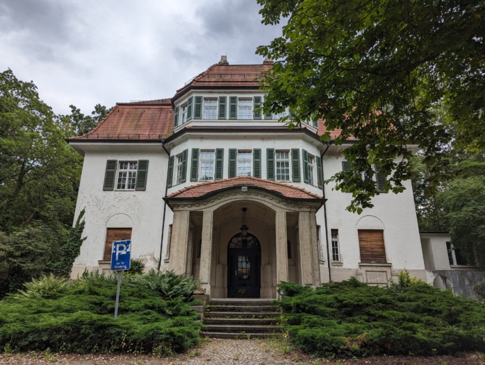 Robert-Koch-Park – Haus 5 (das höhere) und 6 von vorn