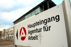 Eingangsschild der Arbeitsagentur Leipzig.