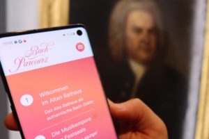 Smartphone und Bach-Porträt.