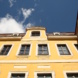 Innenhof, gelbe Hausfassade und Blick gen Himmel.
