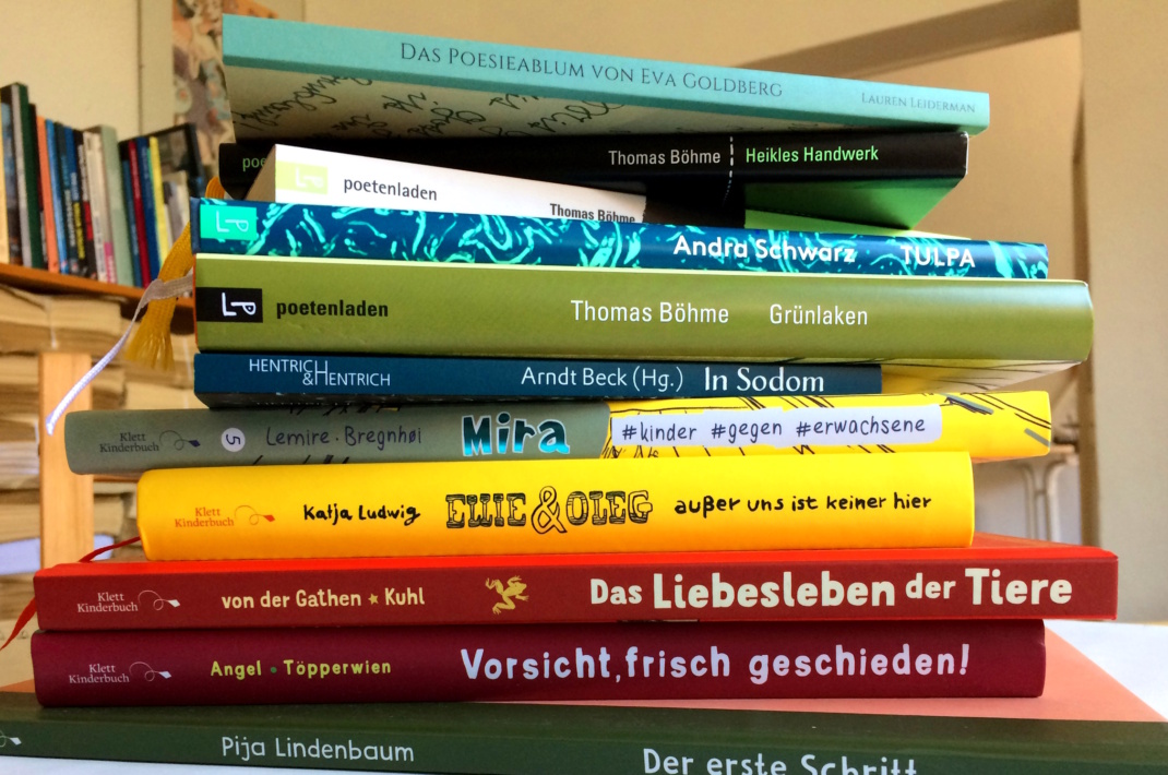Gestapelte Bücher in verschiedenen Farben.
