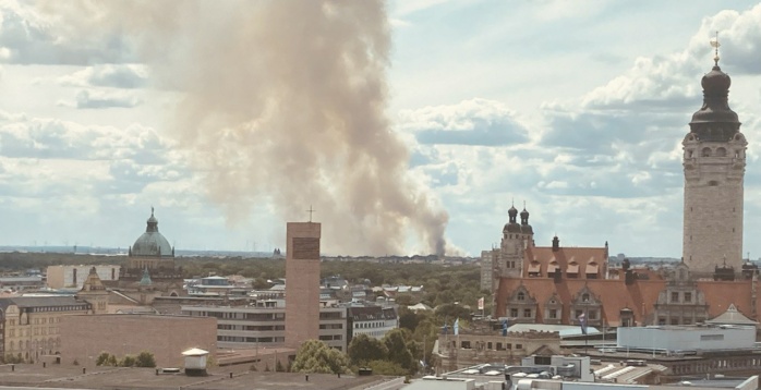 Bei einem Brand in Leipzig-Grünau wurden am Donnerstag, 13. Juli 2023, mehrere Kleingärten zerstört.