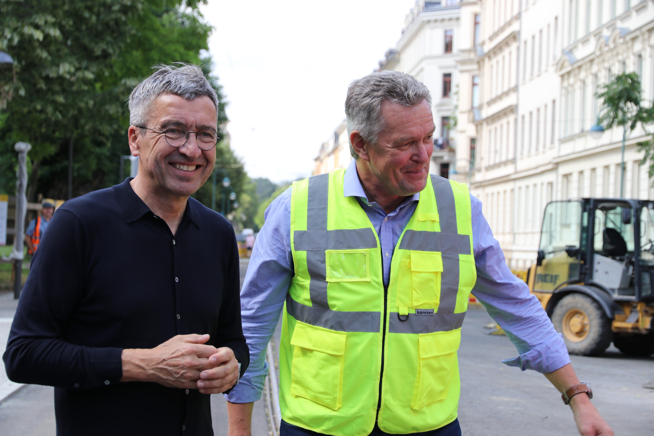 Zu sehen sind Baubürgemeister Thomas Dienberg und LVB-Geschäftsführer Ronald Juhrs an der Feuerbachschleife. Foto: Sabine Eicker