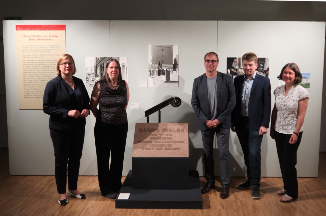 Personengruppe in Ausstellung.