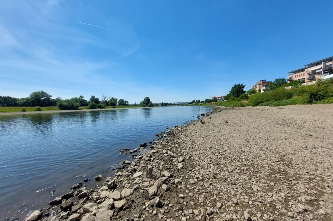 Elbe und blauer Himmel.