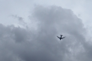 Flugzeug und Wolken.