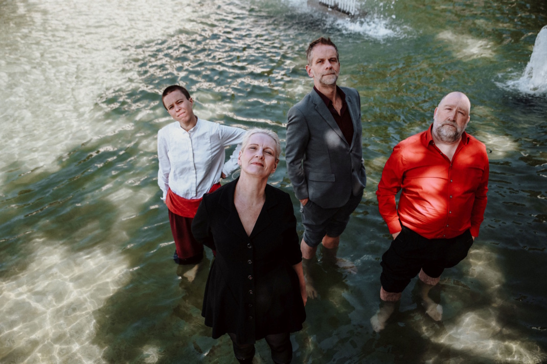 Vierer-Menschengruppe von oben.