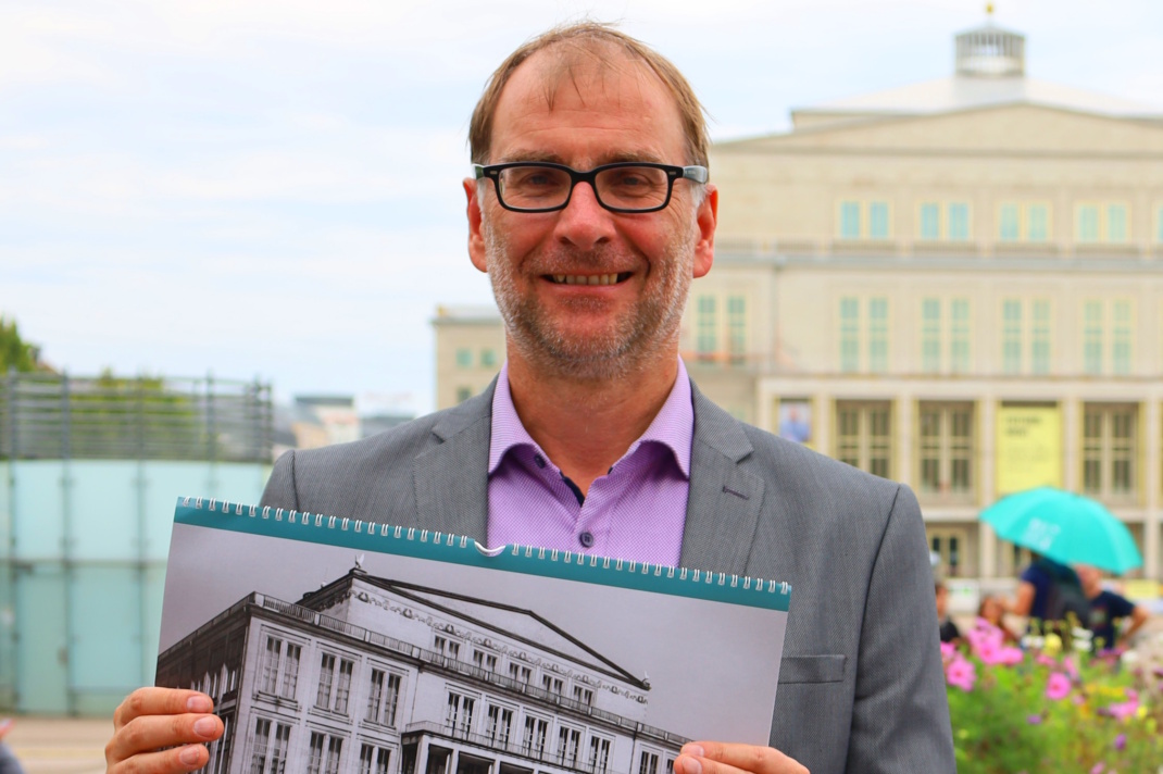 Anselm Hartinger mit Kalender in der Hand.