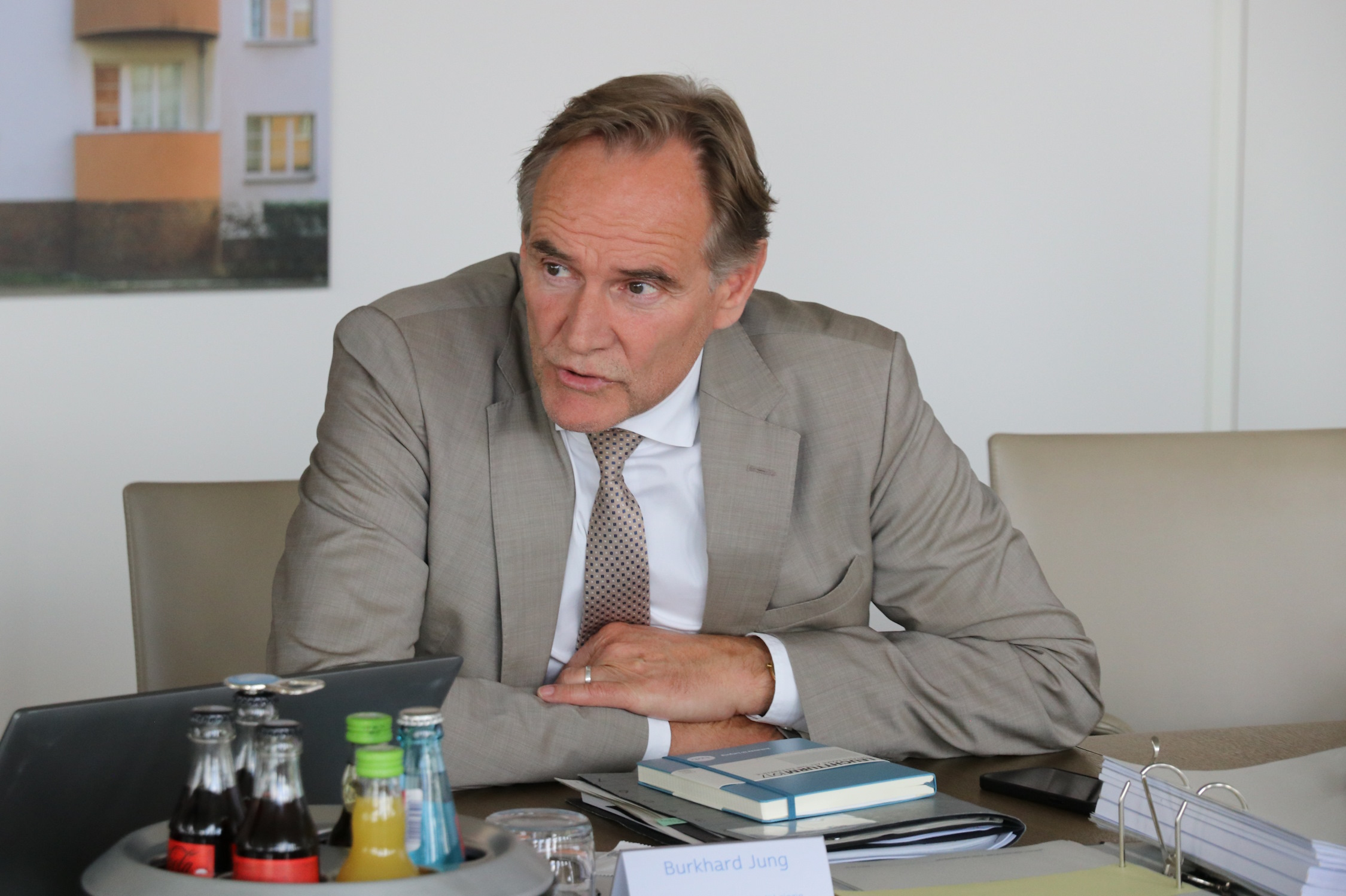 OBM Burkhard Jung bei der LWB-Pressekonferenz am 6. Juli. Foto: Sabine Eicker