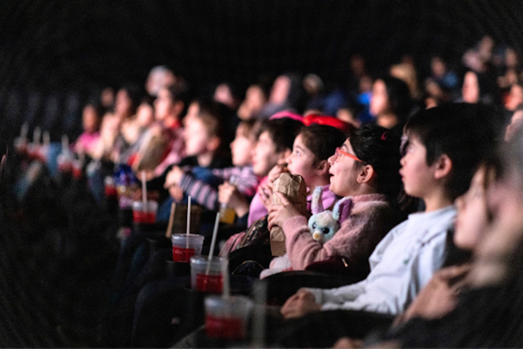 Publikum in Sesseln.