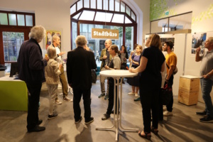 Menschengruppe bei Eröffnung der Ausstellung.
