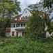 Haus 5 im Robert-Koch-Park wird von Brombeeren überwuchert. Foto: Yaro Allisat