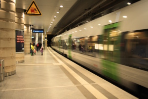 S-Bahn im Citytunnel am Bahnsteig.