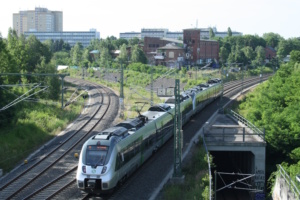 S-Bahn-Zug auf den Gleisen von oben.