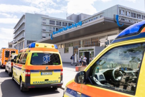 Das Universitätsklinikum Leipzig mit Krankenwagen davor.