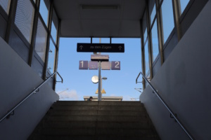 Treppenaufstieg zum S-Bahn-Haltepunkt.