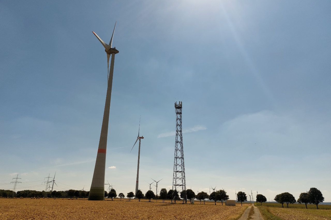 Windkraftanlagen auf einem Feld.