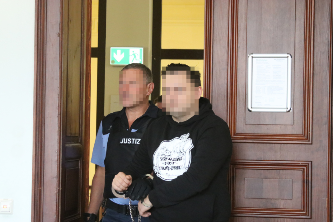 Angeklagter in Handschellen.