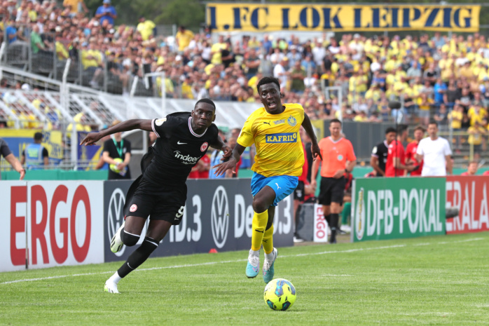 Randal Kolo Muani (9, Eintracht Frankfurt) gegen Abou Ballo (25, Lok Leipzig). Foto: Jan Kaefer