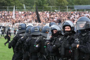 Behelmte Polizeibeamte im Stadion.