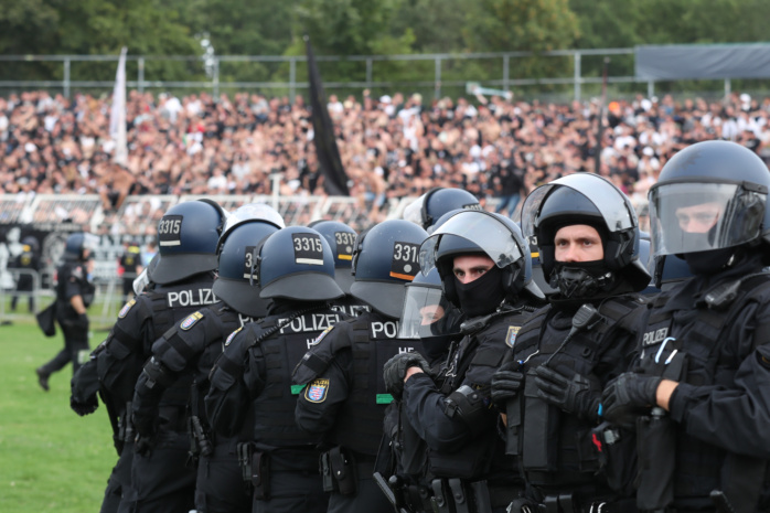 Polizei marschiert auf. Spielunterbrechung wegen Pyrotechnik. Foto: Jan Kaefer