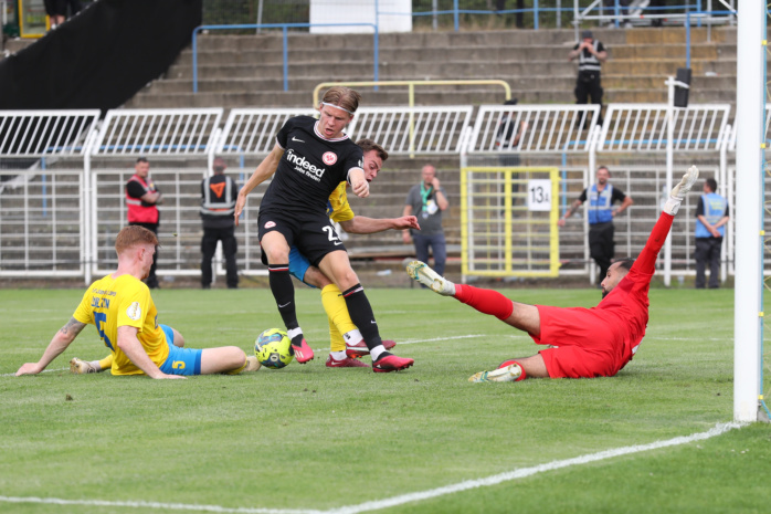 Jens Petter Hauge (23, Eintracht Frankfurt) vor Torwart Isa Dogan (1, Lok Leipzig). Foto: Jan Kaefer