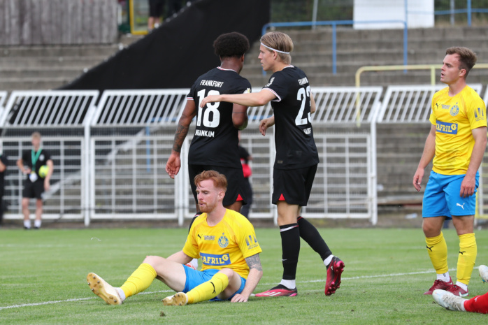 Lukas Wilton (5, Lok Leipzig) am Boden, während Eintracht Frankfurt jubelt. Foto: Jan Kaefer