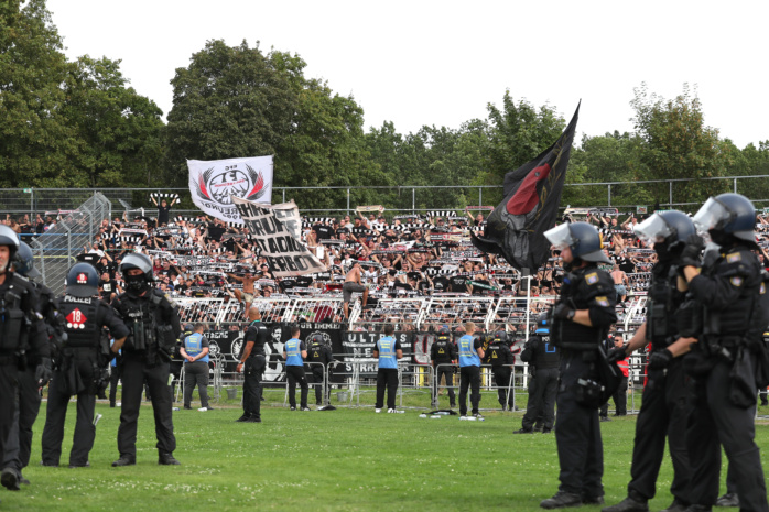 Fanblock von Eintracht Frankfurt, eingerahmt von Polizei. Foto: Jan Kaefer