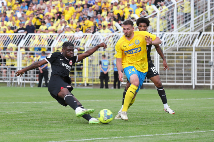 Christopher Lenz (25, Eintracht Frankfurt) schießt gegen Luca Sirch (24, Lok Leipzig). Foto: Jan Kaefer