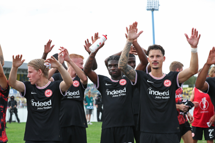 Die Spieler von Eintracht Frankfurt bedanken sich bei ihren Fans. Foto: Jan Kaefer