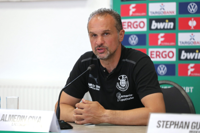 Trainer und Sportdirektor Almedin Civa (Lok Leipzig) bei der Pressekonferenz nach dem Spiel. Foto: Jan Kaefer