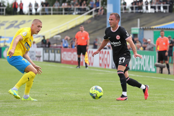 Mario Götze (27, Eintracht Frankfurt) gegen Jannis Held (7, Lok Leipzig). Foto: Jan Kaefer