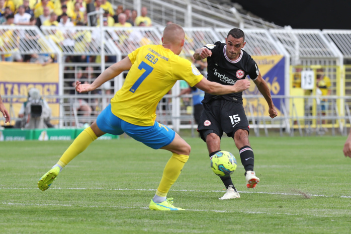 Ellyes Skhiri (15, Eintracht Frankfurt) schießt. Foto: Jan Kaefer