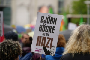 Protestplakat gegen Björn Höcke.