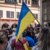 Ukraine-Demo mit Flagge des Landes inmitten einer Menschenmenge.