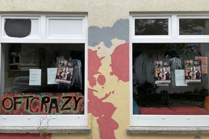Auch die Scheiben des OFT Crazy wurden mit Neonazi-Propaganda beklebt. Foto: MJA Leipzig e.V.