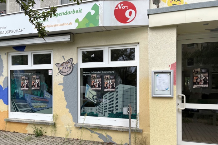 Das beklebte Streetwork-Büro der Mobilen Jugendarbeit Leipzig e.V. in Paunsdorf. Foto: MJA Leipzig e.V.