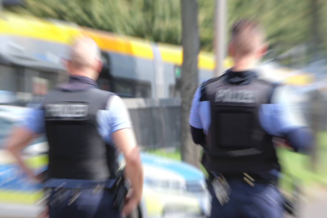 Polizeibeamte in Uniform auf der Straße, verschwommenes Bild.