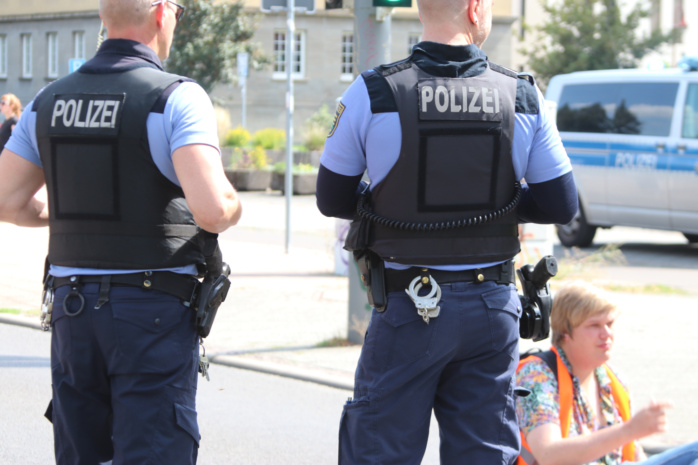 Polizeibeamte während eines Einsatzes von hinten.